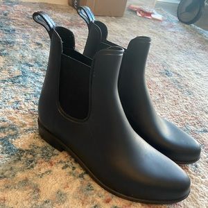 Size 9 “A New Day” rain boots!